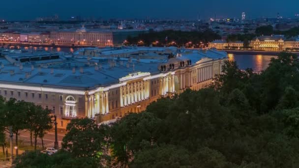 俄罗斯联邦宪法法院夜间在俄罗斯圣彼得堡的时间过去了 参院和议会大楼也在此列 圣艾萨克斯大教堂的俯瞰增强了景观 — 图库视频影像