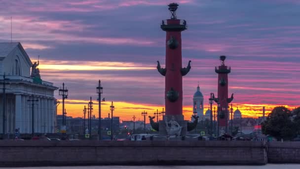 ストレカの上の日没のタイムラプス ロシアのサンクトペテルブルクの古い証券取引所とロストラルコラムとヴァシレフスキー島のスピット 美しい曇りの空の下 — ストック動画