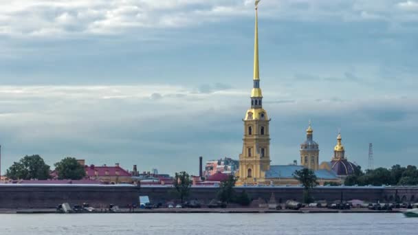 由彼得大帝于1703年建立的彼得和保罗要塞在日落后 在这段时间里从白昼到黑夜都在变化 位于俄罗斯圣彼得堡 灯亮着 — 图库视频影像