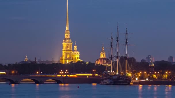 由彼得大帝于1703年建立的彼得和保罗要塞在日落后 在这段时间里从白昼到黑夜都在变化 位于俄罗斯圣彼得堡 — 图库视频影像