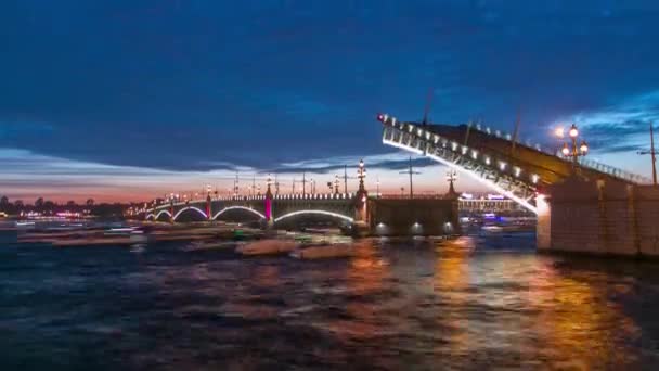 ティメラプスは ロシアのサンクトペテルブルクのネヴァ川に浮かぶ喜びのボートとして トリニティブリッジの優雅な開口部を捉えています 市民の白夜の期間は魅惑的なシーンに追加されます — ストック動画