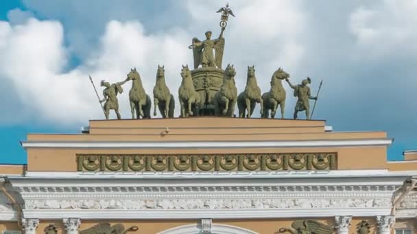一般スタッフの建物のタイムラプス ロシアのサンクトペテルブルクにあるパレス広場の歴史的なランドマーク 建設は1819年から1829年まで行われた — ストック動画