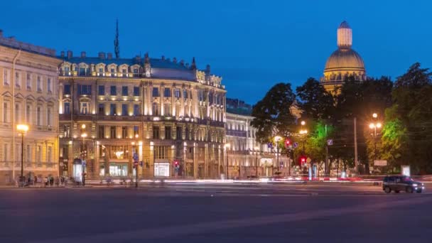 从位于俄罗斯圣彼得堡的皇宫广场到圣伊萨奇主教座堂的时间 这座城市最大的大教堂始建于1858年 灯火通明 — 图库视频影像