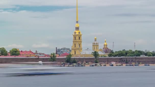 ロシアのサンクトペテルブルクにあるピーターとポール要塞に囲まれたネヴァ川は このタイムラプス ハイパーラプスで展示されました 雲の空の劇的な背景に対するアイコニックなランドマークスタンド — ストック動画