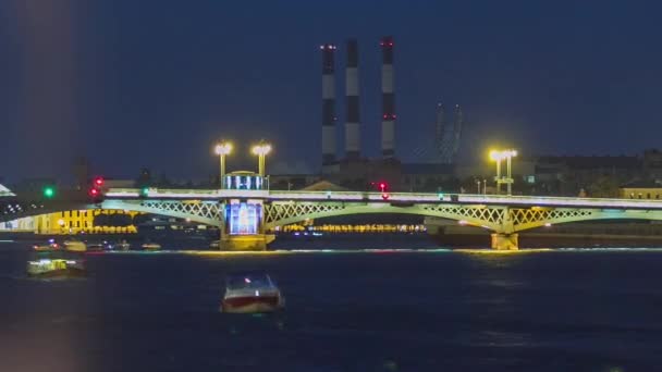 拥抱白夜 俄罗斯圣彼得堡布拉戈维申斯基宣布大桥开幕的时间 照亮了夜晚的城市风景 — 图库视频影像