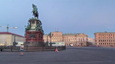 Mariinsky Sarayı ve I. Nikolay Anıtı Isaacs Meydanı, Saint Petersburg, Rusya 'da. Sahnenin Dönüşümlü Güzelliğini Yakalıyorum