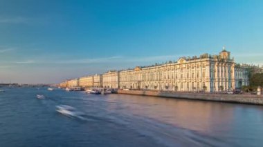 Açık bir yaz gününde, Saint Petersburg 'da, Waterfront Timelapse Hiperlapse Sarayı' ndaki Winter Palace ve Pier. Saray Köprüsü 'nden günbatımı Görünümü Sahnenin Görkemini Arttırır