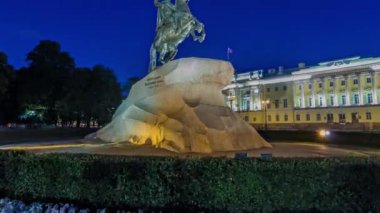 Geceye Geçiş Hiperlapesi: Büyük Anıt Peter Senato Meydanı, St. Petersburg, Rusya 'da Bronz Atlı. Yaz Gecelerinde yürüyen turistler