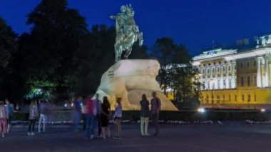 Geceye Geçiş Hiperlapesi: Büyük Anıt Peter Senato Meydanı, St. Petersburg, Rusya 'da Bronz Atlı. Yaz Gecelerinde Keşif Turistleri
