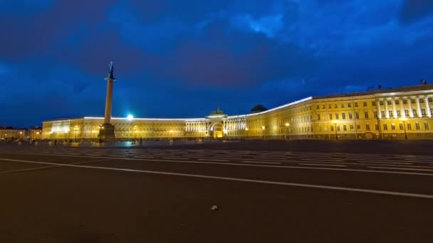 夜から昼への移行ハイパーラプス ロシア サンクトペテルブルクの宮殿広場に照らされたアレクサンダー コラム サンクトペテルブルク センター 捉える — ストック動画