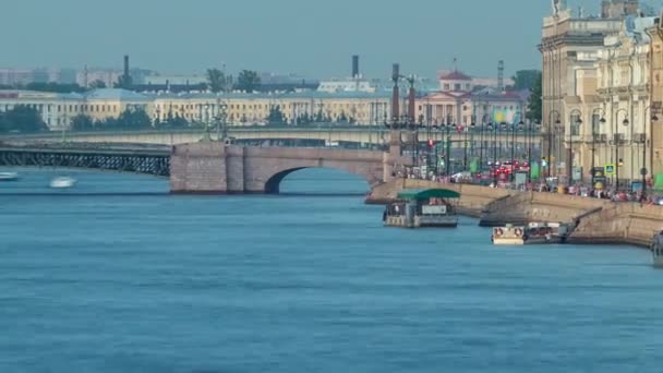三位一体桥游戏中时光倒流和皇宫岸堤码头清除在圣彼得斯堡的夏天的一天 在日落的时候查看从宫桥 — 图库视频影像
