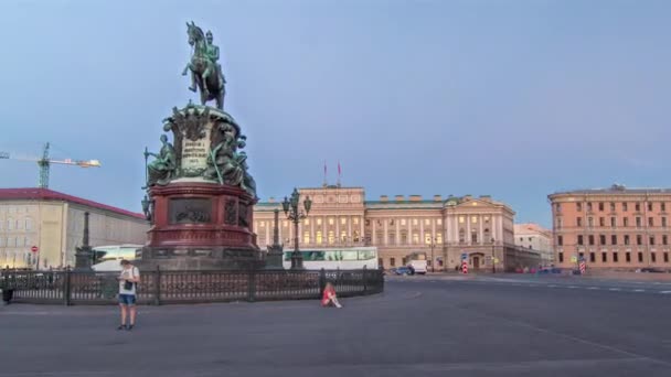 白天到晚的过度崩溃 位于俄罗斯圣彼得堡Isaacs广场的Mariinsky宫和尼古拉一世纪念碑 捕捉场景的变幻之美 — 图库视频影像