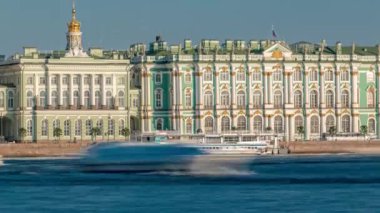 Neva Nehri üzerinde Turistlerle Gezinti Teknesi: Arka plandaki Devlet Hermitage İnşaat Kış Sarayı ile Zaman Alanı. St. Petersburg, Rusya