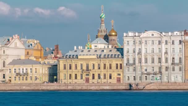 ロシア サンクトペテルブルクの後ろに流された血に救い主教会との宮殿のウォーターフロントのタイムラプス ザヤシ島から捕獲 — ストック動画