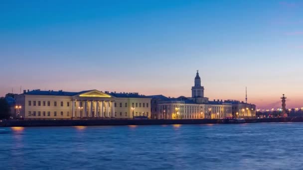 夜から昼への移行のタイムラプス アドミラルティウォーターフロントから見た建物とシティスケープ 1727年に設立された最初のロシア美術館は 光の変化に輝いています — ストック動画