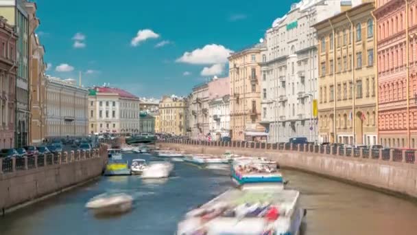Barcos Crucero Turístico Timelapse Tráfico Río Moyka San Petersburgo Rusia — Vídeos de Stock