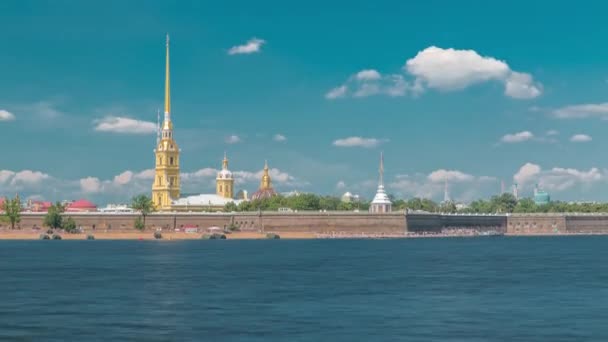 ロシアのサンクトペテルブルクにあるピーターとポール要塞に囲まれたネヴァ川は このティメラプスで展示されました 青い曇りの空の劇的な背景に対するアイコニックなランドマークスタンド — ストック動画