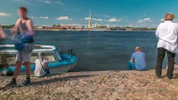 ロシアのサンクトペテルブルクにあるピーターとポール要塞に囲まれたネヴァ川は このティメラプスで展示されました ボートや観光客との冬のチャンネルからの眺め アイコニック ランドマーク スタンド — ストック動画
