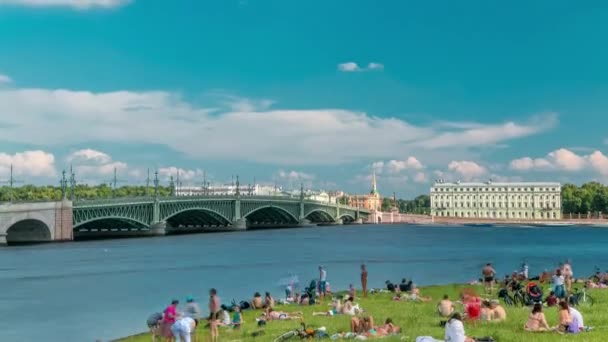 Peter Paul Kalesi Yakınlarında Neva Nehri Nin Karşısında Trinity Köprüsü — Stok video
