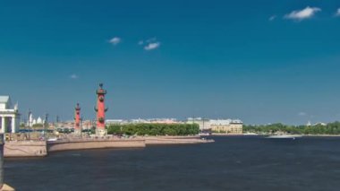 Vasilyevsky Adası Zaman Çizelgesi: Eski Borsa, Peter ve Paul Kalesi, Rostral Sütunları. Mavi Bulutlu Gökyüzü. Saint Petersburg, Rusya