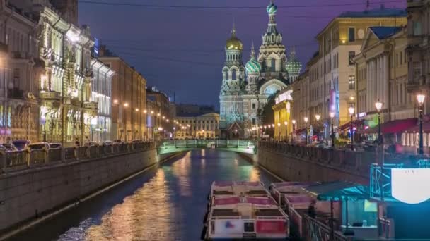 夜のタイムラプスはグリボエドフ運河で反射して流血した救世主の教会をキャプチャします サンクトペテルブルク中心部の建築的ランドマーク アレクサンダー2世の独特の記念碑 — ストック動画