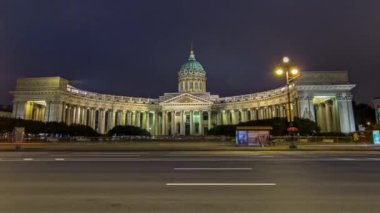Kazan Katedrali Kazanskiy Kafedralniy Sobor, St. Petersburg 'da Beyaz Geceler: Nevskiy Bulvarı, Rusya' da Trafik Akıntısı ile Canlı Yaz Zamanlaması Hiperlapası