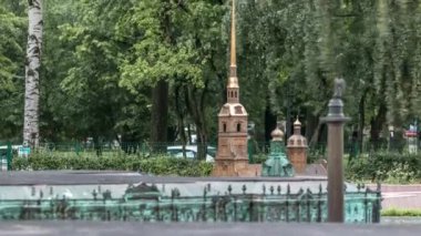 St. Petersburg 'daki Büyüleyici Alexander Park Minyatür Şehir Zaman Çizelgesi: Peter ve Paul Katedrali' nin Çürük Yeşillikler Arasındaki Modeli.
