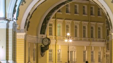 St. Petersburg, Rusya 'daki Palace Square' deki Genelkurmay Binası 'nın Gece Vakti. Mimari Detayların Yakın Görüntüsü