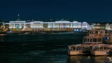 Peter I Anıtı, Boris Yeltsin Kütüphanesi, Gece Işığı ve Neva Nehri üzerindeki teknelerin bulunduğu Aydınlatılmış Rus Anayasa Mahkemesi Binası panoraması
