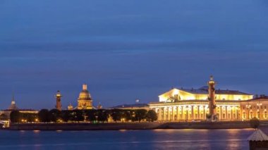 Olağanüstü Zaman Hızlandırması Görünümü: Eski Borsa, Rostral Sütunlar ve Rusya 'nın St. Petersburg kentindeki Mytninskaya limanından St. Isaacs Katedrali