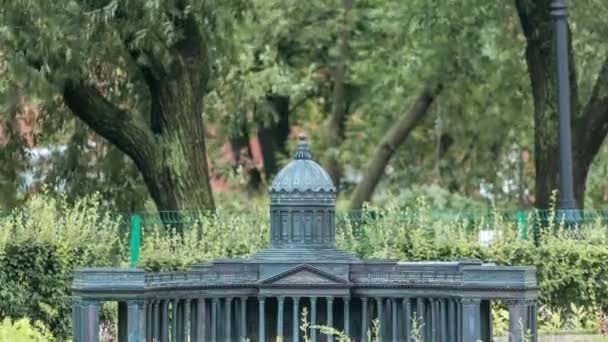 亚历山大公园迷人的小城市雕塑 包括喀山大教堂时间在内的圣彼得堡地标缩影 — 图库视频影像