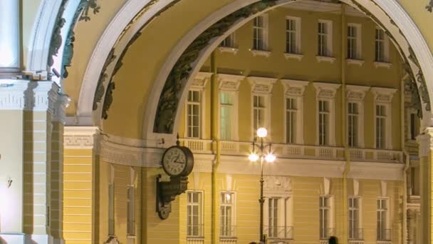 位于俄罗斯圣彼得堡故宫广场的总参谋部拱门拱门的夜间时间 建筑细节的特写观 — 图库视频影像
