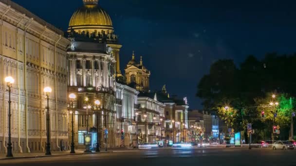 在俄罗斯圣彼得堡 从宫广场经过的灯光明亮的建筑物后面是圣伊萨克大教堂 交通繁忙 这座城市最大的大教堂 在黑夜中闪耀 — 图库视频影像