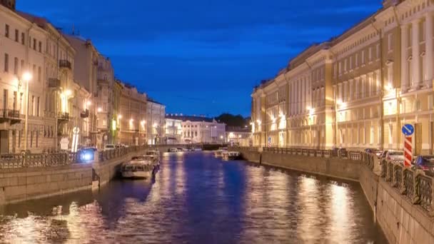 俄罗斯圣彼得堡莫伊卡河码头与大桥的夜游 反射灯光 发光建筑物及静水 — 图库视频影像