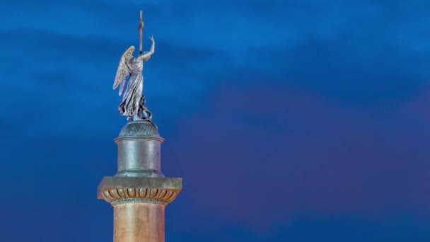 アレクサンドリアのコラム 宮殿広場 サンクトペテルブルク ロシアの天使像の夜のタイムラプス モイカ川クエイからのクローズアップビュー 照らされたランドマーク — ストック動画