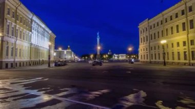 Palace Square 'den Night Timelapse Hyperlapse ve St. Petersburg, Rusya' dan Alexander Column. Moyka Nehri Rıhtımı 'ndan Muhteşem Manzara
