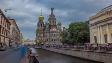 Kurtarıcı Kilisesi 'nin, zaman aşımına uğrayarak dökülen kanla ilgili çarpıcı mimarisi. Merkezi bir St. Petersburg simgesi ve Kurtarıcı II. Alexander 'a özel bir övgü.