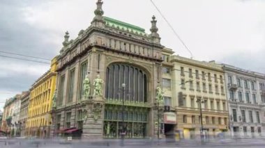 Eliseevsky Mağazası yakınlarındaki Dynamic Nevsky Prospect Trafiği Hiperlapse, N.P. Bulutlu Gökyüzüne Karşı Akimova Komedi Tiyatrosu. St. Petersburg, Rusya.