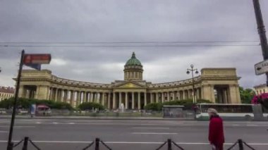 Saint Petersburg 'daki Kazan Katedrali Kazanskiy Kafedralniy Sobor' un güzelliğini, bulutlu bir gökyüzüne göre ayarlanmış bu zaman ayarlı hiperlapa sayesinde yaşayın. Nevskiy Bulvarı 'ndan trafiğe yakalanmış.