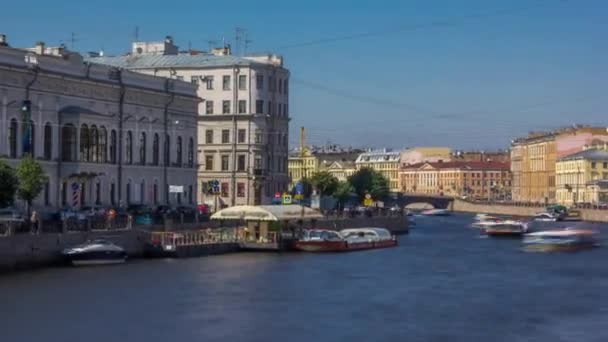 フォンタンカ川のウォーターフロントは ロシアのサンクトペテルブルクのアチニコフ橋から撮影されたタイムラプスです クリアブルースカイで息をのむような景色 — ストック動画