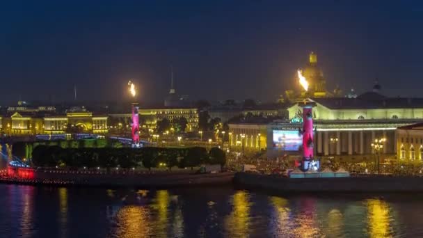 红帆船节空中时间从屋顶飞过俄罗斯圣彼得堡市上空 喜庆之夜交换桥 拉斯特拉涅柱和圣伊萨奇主教座堂的有趣景观 — 图库视频影像