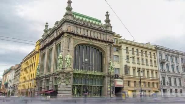 Dynamische Nevsky Prospect Traffic Timelapse Hyperlapse Buurt Van Eliseevsky Store — Stockvideo