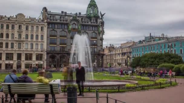 在俄罗斯圣彼得堡的乌云天气中 喀山大教堂附近的歌剧院和喷泉时光流逝 — 图库视频影像