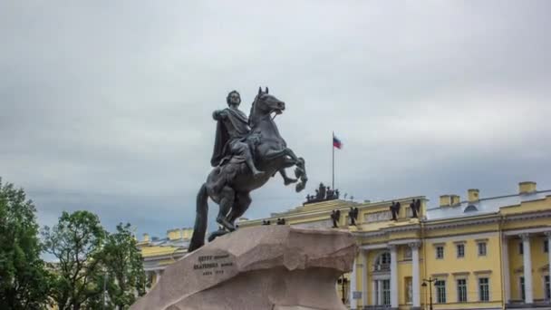位于俄罗斯圣彼得堡的青铜骑士纪念碑时间流逝坍塌 俄罗斯皇帝彼得大帝的壮丽景色 以云天和海军基地为背景的伟大雕像 — 图库视频影像
