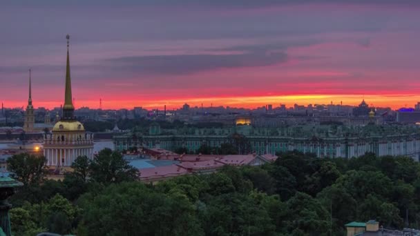 圣彼得斯堡历史中心的日出和雨来自圣伊萨克斯大教堂殖民区 海军基地大楼 皇宫广场 冬宫以及远处的彼得和保罗要塞 俄罗斯 — 图库视频影像