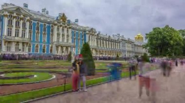 Zaman atlaması, Rusya 'nın St. Petersburg kentinin 25 km güneydoğusundaki Tsarskoye Selo Puşkin' de bulunan Rokoko mücevheri Catherine Palace 'ın ihtişamını yansıtıyor.
