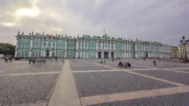 エルミタージュ博物館とパレス広場タイムラプスハイパーラプス ロシアのサンクトペテルブルクの旧ロシア王宮 — ストック動画