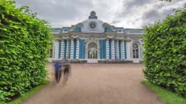 Grotto Pavilion yansıması: Serene Tsarskoye Selo Catherine Park Timelapse, St. Petersburg, Rusya. Bulutlar bir bahçedeki yeşil ağaçların üzerinde sürükleniyor