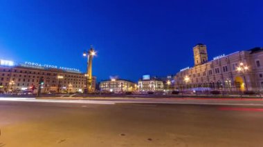 Vosstaniya İsyan Meydanı Gece Zamanlaması ve Görkemli Obelisk Kahraman Şehri Leningrad, Moskova Tren İstasyonu ve Hızlı Şehir Trafiği ile Rusya 'nın Vibrant St. Petersburg kentinde