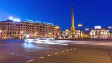 Vosstaniya İsyan Meydanı Gece Zamanlaması ve Görkemli Obelisk Kahraman Şehri Leningrad, Moskova Tren İstasyonu ve Hızlı Şehir Trafiği ile Rusya 'nın Vibrant St. Petersburg kentinde